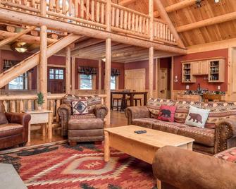 Rediker Retreat- Authentic Riverfront Luxury Log Home - Newry - Sala de estar