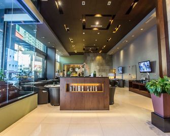 B Hotel Alabang - Muntinlupa - Front desk