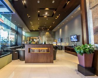 B Hotel Alabang - Muntinlupa - Front desk