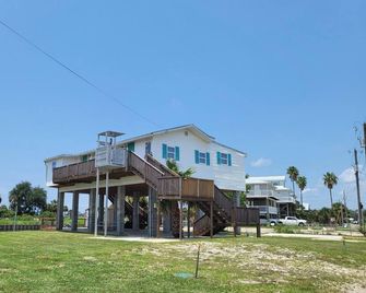 Beautiful 4 bedroom, 3 bath house on the main canal at Keaton Beach Florida. - Perry - Edificio