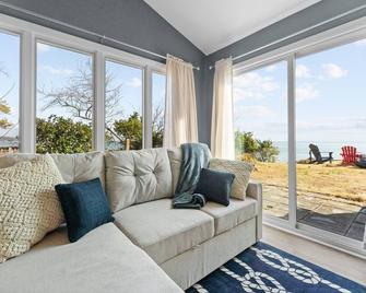 Brand New Cottage with Private Beach and Breathtaking Views! - Reedville - Sala de estar
