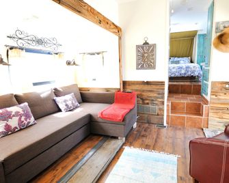 Rustic Trailer Rental on the Shores of Bridgeport Reservoir, California - Bridgeport - Huiskamer