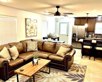 Cozy Condo close to airport and shopping - McAllen - Living room