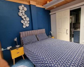 5mins from Designer outlet, Self check in room with private entrance, ensuite - Ashford - Bedroom