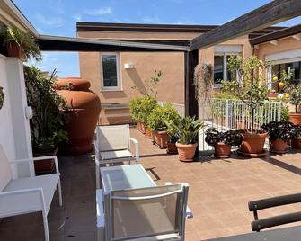 B&B Pellicano Guest House - רג'יו קלבריה - פטיו