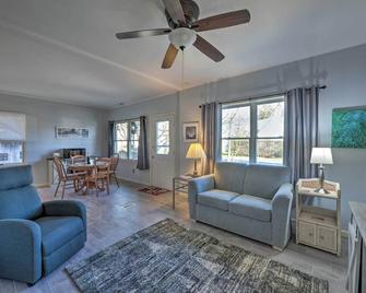 Serene West Cape May Getaway Walk to Beach! - Cape May - Living room