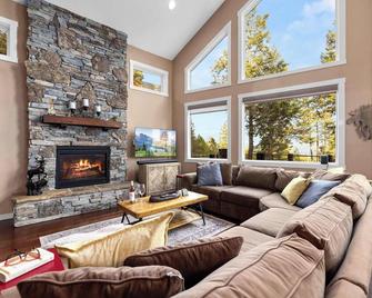 Eagles Nest - Hot Tub & Lake Views - Somers - Living room