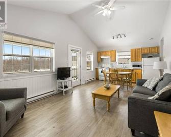 Beachside Cottage w/beach access - Aboiteau Beach - Cap-Pele - Living room