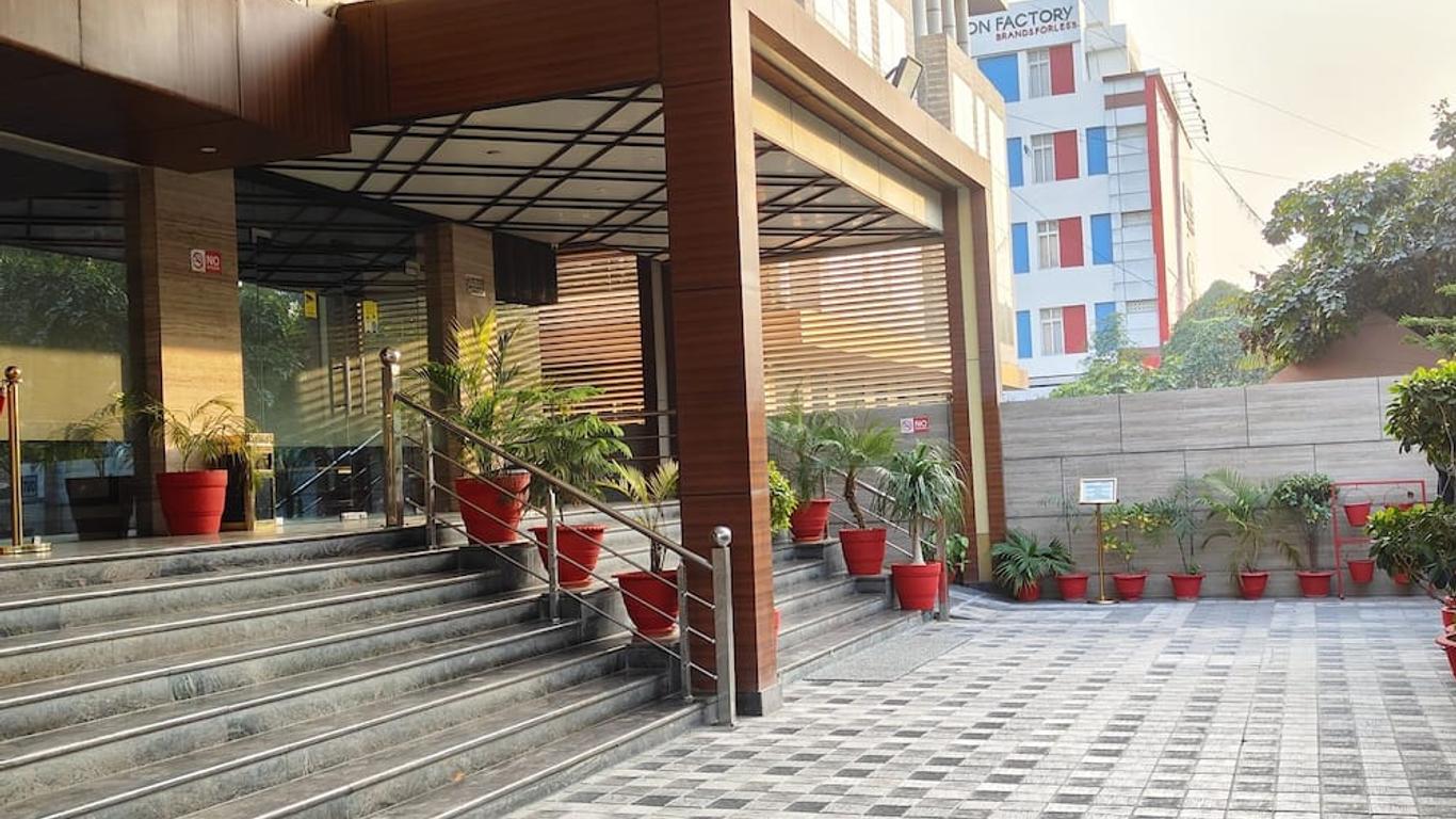 Pinnacle by Click Hotels, Lucknow