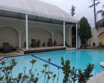Planta Centro Bacolod Hotel & Residences - Bacolod - Pool