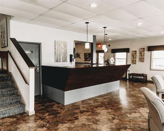 Bicentennial Inn - Buckhannon - Front desk