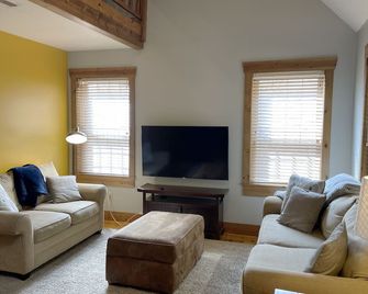 Blue Spruce . Trailside Lodging - Millersburg - Living room