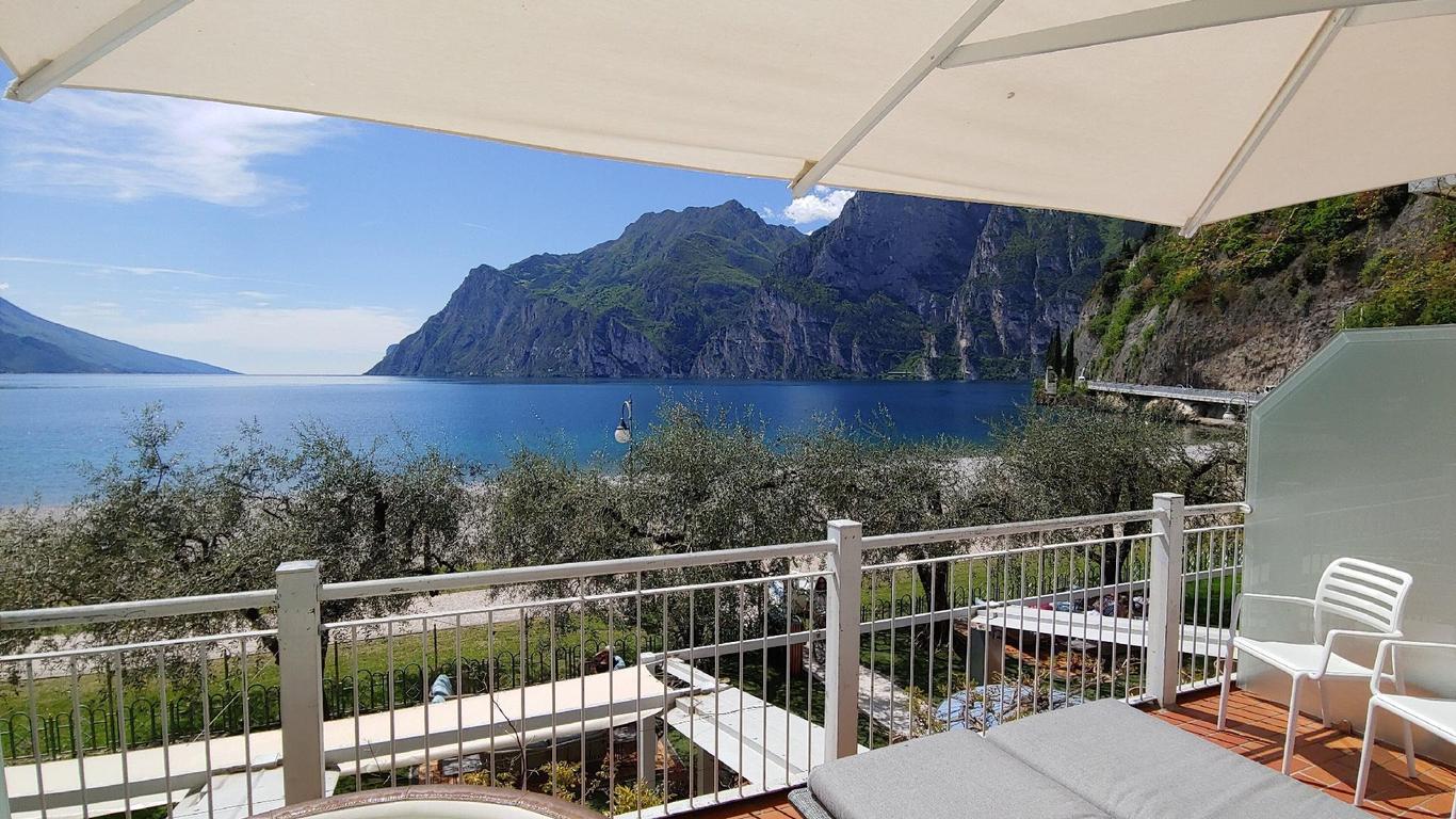 Hotel Baia Azzurra - Lake Front