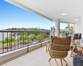 Aquarius Esplanade Retreat - Cairns - Balcony