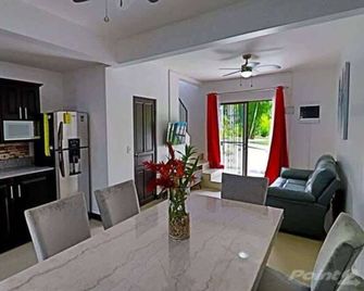 2-BD Unit with Pool, 2 Blocks from Beach - Coco - Comedor