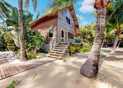 Two quiet oceanfront cabanas w\/ private beach, dock, hammock, ocean view & WiFi - Maya Beach - Building