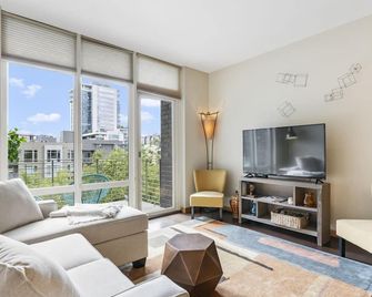 Pearl Pad: Enjoy River, Shopping, Dining. Balcony, Garage and free EV chging! - Portland - Sala de estar
