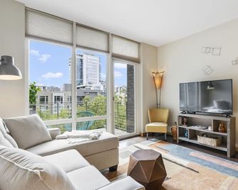 Pearl Pad: Enjoy River, Shopping, Dining. Balcony, Garage and free EV chging! - Portland - Olohuone