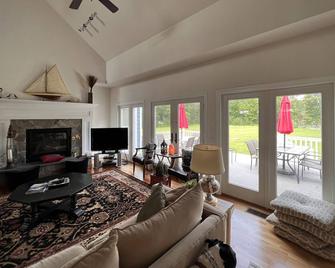 Waterfront on Hacks Creek next to Vir-Mar Beach on the Chesapeake Bay - Heathsville - Sala de estar
