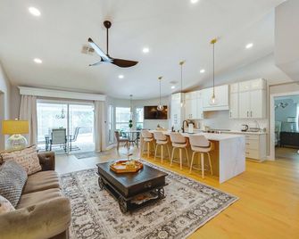 Resort Community Escape Naples Home 5 Mi to Beach - Naples - Sala de estar