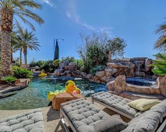 Instagram Worthy Mansion with an Oasis Backyard - Las Vegas - Pool
