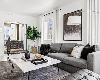 New Stylish Sanctuary - King Beds - Sloans Lake - Denver - Living room