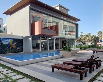 Superbly Modern & Airy Two Bedroom Seaside Apartment with Balcony - Bijilo - Piscina