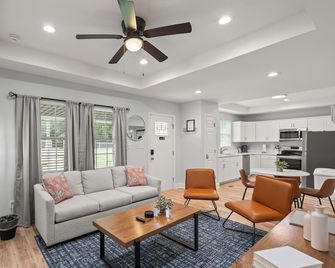 Stylish Downtown Gastonia Stay – 2br/2ba W/ King + Queen - Gastonia - Sala de estar