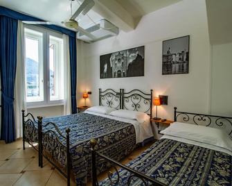 In Riva al Lago - Como - Bedroom