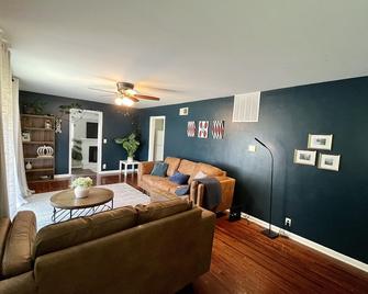 warm and cozy beautiful home - Kokomo - Living room