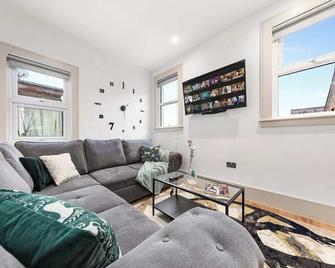 Modern Spacious 1 Bed Flat near Richmond Park - London - Living room