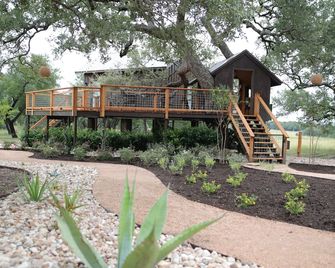 The Machan Treehouse-Asante Lodging & Events - Dripping Springs - Building