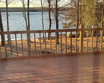 Enjoy Bishop Lake ice fishing along snowmobile trails and garage your sled! - Crandon - Balcony