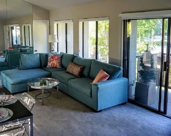 Casa Verde gem in the heart of Palm Springs; mountain views - Palm Springs - Sala de estar