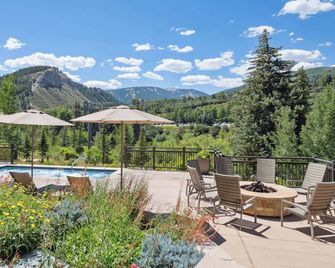 Riverfront Lodge 109 by East West Hospitality - Avon - Uima-allas