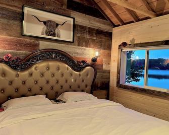 Hk’s Love Den (Premium Lakefront View~ Muskoka Lake Cottages #1) - Port Carling - Bedroom