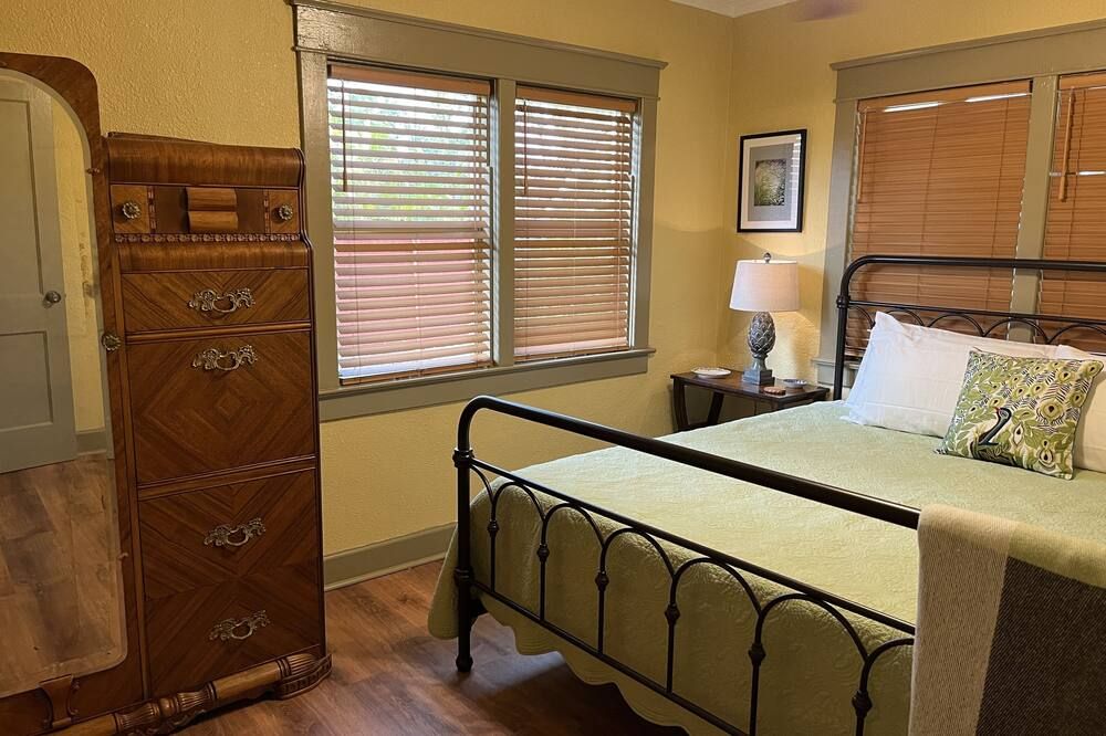 Altamont Park~Entire Charming Bungalow~5-10 min walk to Food, Shops & Town! - פורט מאיירס - חדר שינה