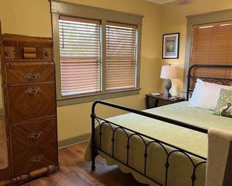 Altamont Park~Entire Charming Bungalow~5-10 min walk to Food, Shops & Town! - Fort Myers - Quarto