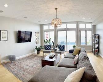 Bayfront Home w/Hot Tub - North Beach - Living room