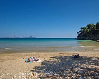 Alonissos Luxury Villa with Jacuzzi and Beach - Alonnisos - Beach