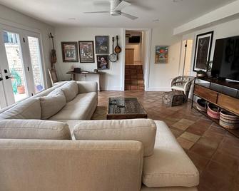 Austin Paradise in the hills just 4 miles from downtown and 2 miles to Zilker. - Austin - Living room