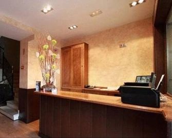 Hostal Avenida Barajas - Madrid - Recepción