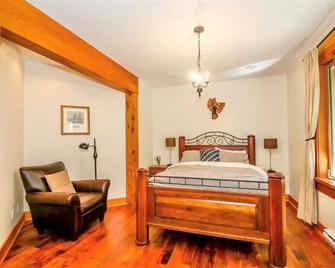 Custom built Waterfront Home amid old growth cedars - Tofino - Bedroom