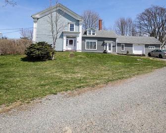 Serena & Peaceful Heritage House in Historic Amherst, Nova Scotia with big yard. - Amherst - Gebäude