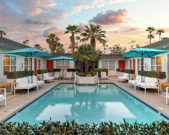 The Weekend - Palm Springs - Piscina