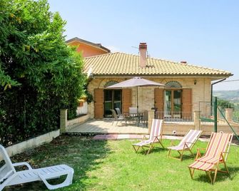 Beautiful private villa for 4 guests with WIFI, TV, terrace and pets allowed - Civitella Casanova - Patio