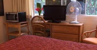 Dolphin Bay Hotel - Hilo - Bedroom