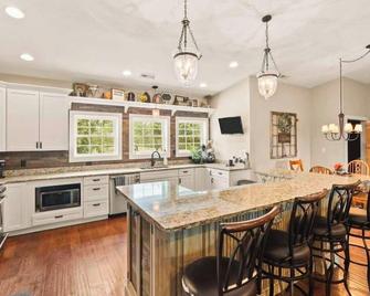 Barndominium! Pool, Hottub, Slide, Mini B-Ball Court/Nerf Arena, Theater, 2 Bars - Terre Haute - Kitchen
