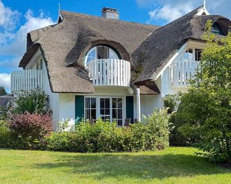 Santa Karina - Maisonette mit Südwestbalkon - Born am Darß - Gebäude