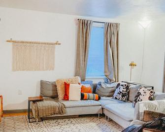 Boho 3-bedroom apt with fully supplied kitchen, WiFi, AC - Oldest Home in Oswego - Oswego